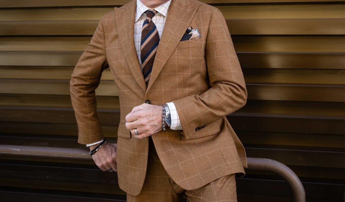 Richard porte un costume marron au Pitti Uomo à Florence, incarnant un style sartorial masculin et affirmé.