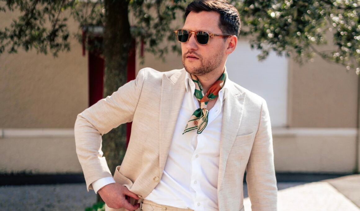 Comment porter un costume beige à un mariage