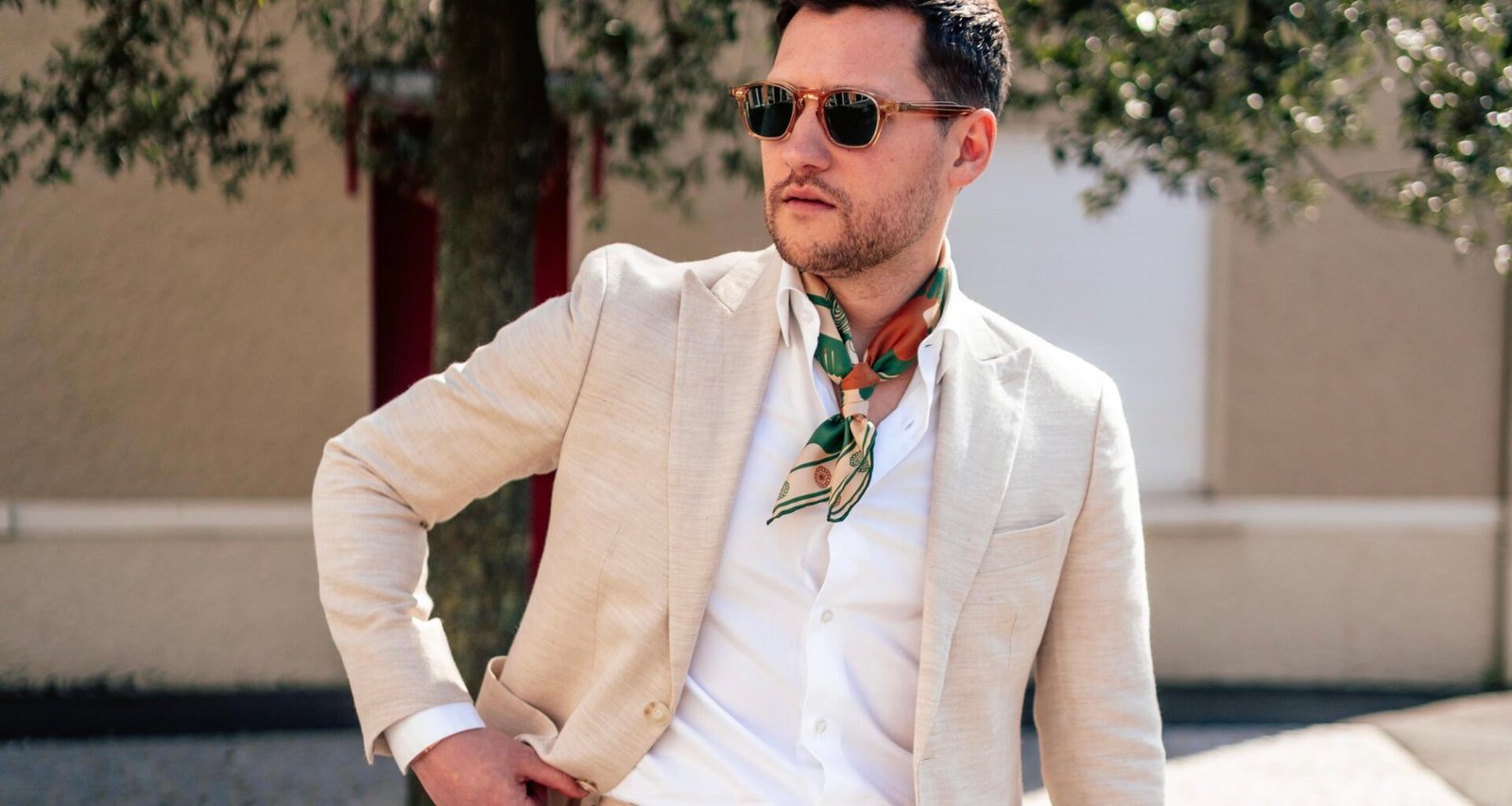 Comment porter un costume beige à un mariage