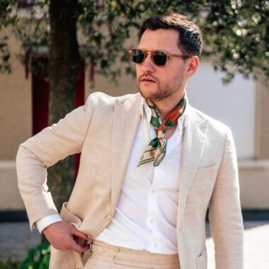 Comment porter un costume beige à un mariage